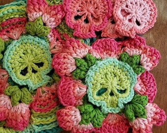 Faire peur à grand-mère : ce tutoriel photo de MOTIF carré grand-mère au crochet comprend un motif tête de mort et un carré grand-mère au crochet.