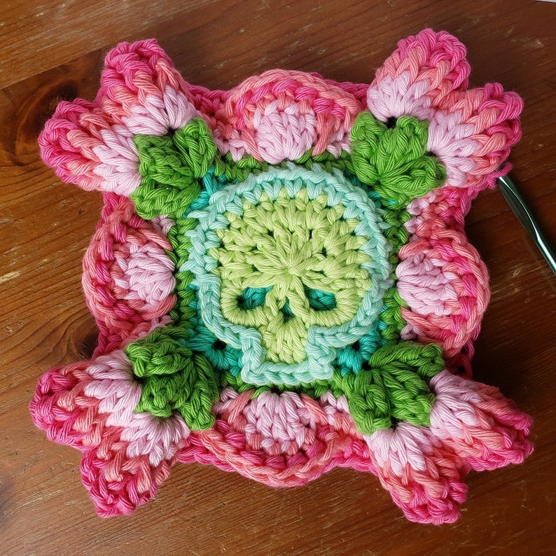 Granny Scare: This Granny Square crochet PATTERN photo tutorial inlcudes a Skull Motif and a Crochet Granny Square. image 4