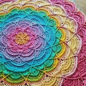 Flower Puddles Round Blanket Crochet Pattern