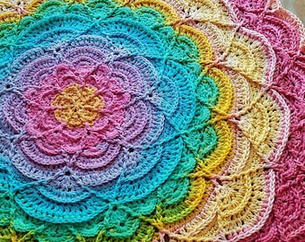 Blumenpfützen Mandala Decke mit Häkelanleitung