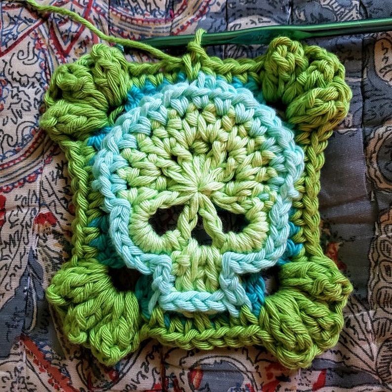 Granny Scare: This Granny Square crochet PATTERN photo tutorial inlcudes a Skull Motif and a Crochet Granny Square. image 3