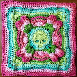 Granny Scare: This Granny Square crochet PATTERN photo tutorial inlcudes a Skull Motif and a Crochet Granny Square. image 5