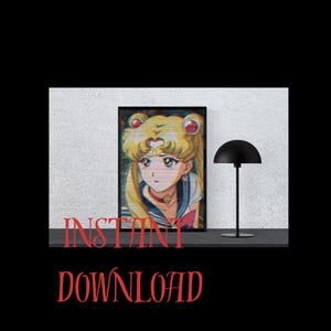 Może przedstawiać: Oprawiony wydruk z anime przedstawiający postać z blond włosami i mundurze marynarskim. Wydruk jest wyświetlany na czarnej powierzchni z czarną lampą. Słowa "INSTANT DOWNLOAD" są napisane na czerwono.