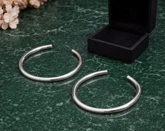 Cavigliera minimalista a polsino aperto in argento 925, bracciale alla caviglia delicato e regolabile.