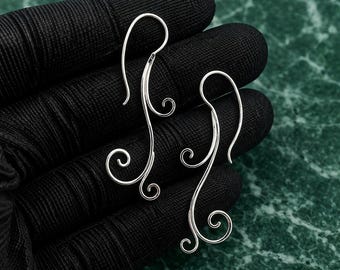 Orecchini pendenti a spirale in argento 925, eleganti e sinuosi, gioielli boho moderni.