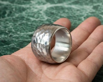 Anello a fascia larga in argento sterling martellato / Gioiello minimalista unisex