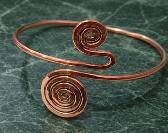 Bracciale rigido a spirale in rame puro fatto a mano: bracciale rigido artigianale regolabile in stile boho con filo avvolto.