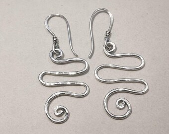 Orecchini pendenti a spirale in argento sterling fatti a mano / Gioielli boho minimalisti
