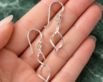 Orecchini pendenti intrecciati in argento sterling – Gioielli minimalisti con pendenti martellati