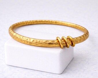 Bracciale rigido in ottone martellato, bracciale rigido in oro testurizzato, gioielli minimalisti