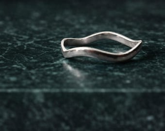 Anello Wave in argento sterling: fascia minimalista organica, gioielli ispirati all'oceano