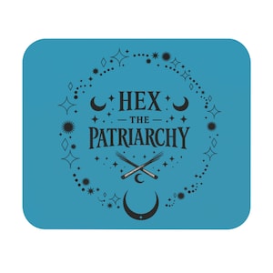 Puede incluir: Un cuadrado turquesa con esquinas redondeadas presenta la frase negra «HEX THE PATRIARCHY», rodeada por un diseño circular de estrellas, lunas y tenedores cruzados. El diseño está centrado.