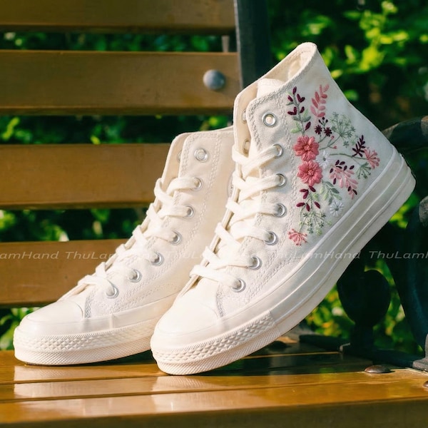 Bestickte High Top Sneakers: Floral Wedding Bouquet Design