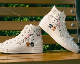 Zapatillas Converse personalizadas bordadas para bodas con motivos florales y retratos de mascotas.