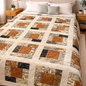 Może przedstawiać: Pikowana narzuta na łóżko z powtarzającym się kwadratowym wzorem. Kwadraty mają mieszankę brązowych, czarnych i kremowych tkanin. Narzuta leży na łóżku z białymi poduszkami i dywanem w neutralnym kolorze.