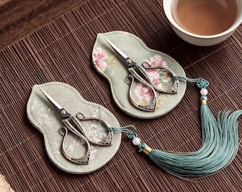 Vintage Stickschere mit Stoffkürbis Etui | verzierte Metall Näh-Schere | Handarbeit, Kreuzstich-Werkzeug | Geschenk für Bastler