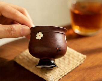 Taza de té japonesa, taza con diseño de flor de ciruelo pintada a mano, tazón de té de cerámica, vajilla estética, regalo minimalista para el té / Zenboodi