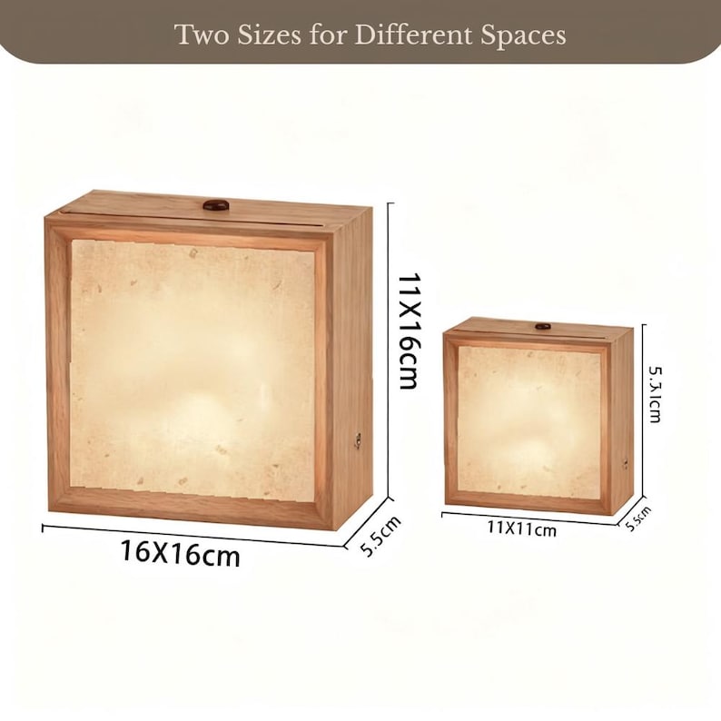 Puede incluir: Dos cajas de luz cuadradas de madera con un panel frontal brillante. La caja m&aacute;s grande mide 16x16x5,5cm y 11x16cm, mientras que la m&aacute;s peque&ntilde;a mide 11x11x5,5cm. Cada caja tiene un peque&ntilde;o pomo oscuro arriba y el texto Two Sizes for Different Spaces.
