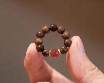 Anillo de cuentas de sándalo, anillo mala ajustable, anillo de meditación de madera natural, regalo de joyería espiritual, regalo minimalista zen para ella / Por Zenboodi