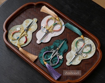 Tijeras clásicas tradicionales para bordar y coser, tijeras decorativas de metal retro con elegante borla de seda / Por Zenboodi