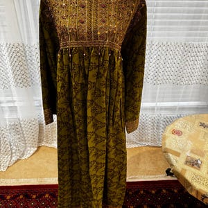 Robe afghane brodée vert mousse