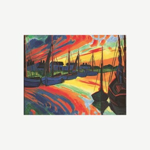 Op de afbeelding: Expressionistisch schilderij van een haven met boten. De boten zijn blauw met hoge masten, tegen een levendige lucht van rode, oranje en gele tinten. Gebouwen zijn zichtbaar op de achtergrond.