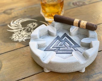 Vikingasbak met valknut-symbool "knoop van de gedode krijger" Beton