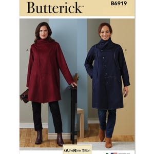 Könnte beinhalten: Ein Schnittmuster von Butterick mit zwei Manteldesigns. Ein Mantel ist tiefrot, langärmlig und hat einen hohen Kragen. Der andere Mantel ist marineblau mit Knopfverschlüssen und einem einzigartigen Kragen. Das Muster enthält den Text "Butterick" und "B6919".