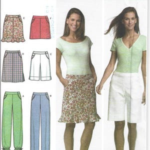 Op de afbeelding: Simplicity naaipatroon 4701 met verschillende dameskledingontwerpen. Het patroon bevat rokken, shorts en broeken in verschillende stijlen. De afbeelding toont de kledingontwerpen en modellen die de kledingstukken dragen.