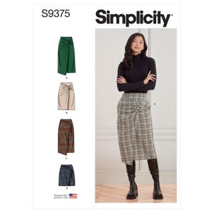 Op de afbeelding: Simplicity patroon S9375 bevat rokontwerpen. De afbeelding toont een vrouw die een geruite rok draagt. Het patroon bevat illustraties van een groene rok, een beige rok, een rok met patroon en een donkerblauwe rok. De tekst "Simplicity" staat bovenaan.