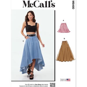 Può includere: Modello di cucito McCall's M8480 con una donna che indossa un top nero e una gonna di jeans asimmetrica. Il modello include illustrazioni di due stili di gonna. Il testo recita "Scan QR code for a Sew-Along video tutorial."