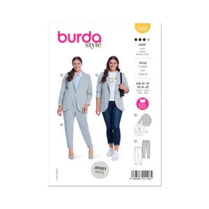 Op de afbeelding: Een Burda Style naaipatroon voor een pak met een blazer en broek. Het patroon bevat maten EUR 44-54 en US 18-28. De cover toont twee vrouwen die het pak dragen. De tekst "JERSEY KNITS" is ook zichtbaar.
