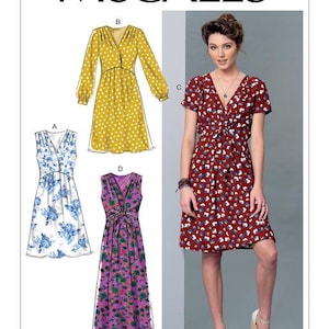 Puede incluir: Sobre de patrón de costura McCALL'S M7381 con ilustraciones de cuatro variaciones de vestidos: un vestido sin mangas con flores azules, un vestido amarillo de lunares con mangas largas, un vestido largo sin mangas con flores moradas y un vestido rojo con flores y mangas cortas.