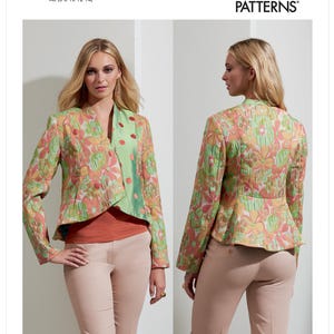 Pode incluir: Padrão de costura Vogue Patterns V1865. A imagem mostra uma mulher com um casaco com estampa floral com um detalhe de bolinhas verdes. O casaco é combinado com calças cor de pêssego. Desenhado e impresso nos EUA.