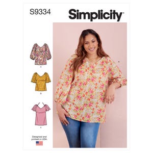 Peut inclure: Patron de couture Simplicity S9334 présentant un chemisier à motif floral avec des manches longues et une encolure en V. L'enveloppe du patron affiche trois variantes du haut, étiquetées A, B et C, avec des illustrations de styles différents.