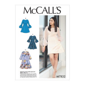 Op de afbeelding: Een McCall's naaipatroon met een vrouw in een lichtroze jurk met doorschijnende mouwen. Het patroon bevat illustraties van drie andere jurk ontwerpen: een blauwe jurk, een bloemenjurk en een blauwe bloemenjurk. Het patroonnummer is M7832.