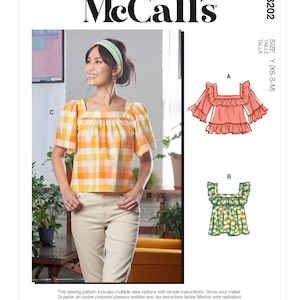 Könnte beinhalten: McCall's Schnittmuster M8202. Das Bild zeigt eine Frau in einem gelb, orange und weiß karierten Oberteil. Das Schnittmuster enthält mehrere Ansichtsoptionen mit einfachen Anweisungen. Größe Y (XS-S-M).