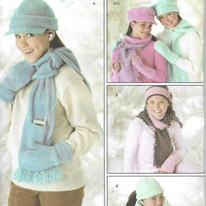 Peut inclure: Patron Simplicity présentant des accessoires d'hiver : chapeaux, écharpes et mitaines. L'image montre plusieurs modèles de l'ensemble en différentes couleurs. Le patron propose des articles tricotés, parfaits pour la saison froide.