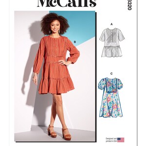 Könnte beinhalten: Nähmuster McCall's M8320 für ein Kleid mit drei verschiedenen Ansichten. Ansicht A ist ein Kleid mit kurzen Ärmeln und einem gerafften Rock. Ansicht B ist ein Kleid mit langen Ärmeln und einem gerafften Rock. Ansicht C ist ein Kleid mit kurzen Ärmeln, einem gerafften Rock und einem Blumendruck.