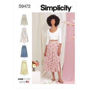 Puede incluir: Patrón de costura Simplicity S9472, fácil de coser, para una falda con cuatro variaciones diferentes. El patrón muestra una modelo usando una falda de estampado floral con una blusa blanca. El patrón también muestra cuatro estilos de faldas diferentes: una falda verde sólida, una falda de estampado floral, una falda vaquera y una falda amarilla.