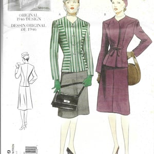 Puede incluir: Patrón de costura vintage para una chaqueta y una falda. El patrón es para un diseño de 1946 e incluye dos estilos diferentes. El primer estilo es una chaqueta a rayas con un corpiño a rayas verde y blanco y una falda negra. El segundo estilo es una chaqueta de color morado sólido con una falda a juego. Ambos estilos presentan una cintura ajustada y una falda ligeramente acampanada.