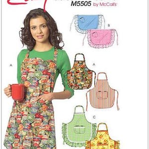 Pode incluir: Uma mulher usando um avental colorido com um padrão temático de comida, segurando uma caneca vermelha. A imagem também mostra vários designs de aventais: azul com borda ondulada, rosa com babados, listrado, xadrez verde e amarelo com design floral. O texto diz "Easy stitch'n save".
