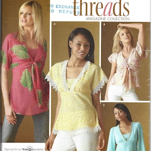 Peut inclure: Couverture de magazine de patrons de couture Simplicity, présentant différents modèles de chemisiers. La couverture comprend le texte "threads MAGAZINE COLLECTION" et "Step by step to sewing success!" avec un code-barres et une adresse de site web.