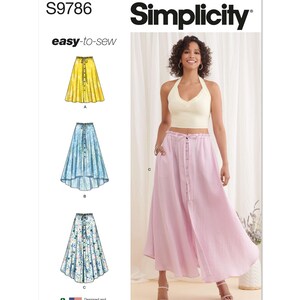 Peut inclure: Patron de couture Simplicity S9786, présentant trois modèles de jupes et une femme portant une jupe rose boutonnée et un haut dos nu crème. Le patron comprend le texte "easy-to-sew". Conçu et imprimé aux États-Unis.