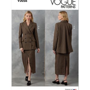 Op de afbeelding: Vogue Patterns naaipatroon voor een dubbelzijdige blazer en rokpak. Het pak heeft een bruin en beige ruitpatroon. De rok heeft een split aan de voorkant. Het Vogue Patterns-logo staat rechtsboven.