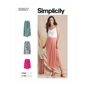 Peut inclure: Le patron de couture Simplicity S9607 présente une femme portant une jupe midi rose avec un devant drapé. Le patron comprend des illustrations de trois modèles de jupes : une jupe à motifs verts, une jupe fleurie et une jupe rose vif. Le texte "easy-to-sew" est visible.