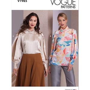 Puede incluir: Patrón de costura Vogue Patterns V1985. El patrón presenta dos diseños de blusas. Una blusa es de color champán liso con cuello alto y mangas largas. La otra blusa tiene un estampado abstracto colorido con cuello alto y mangas largas.
