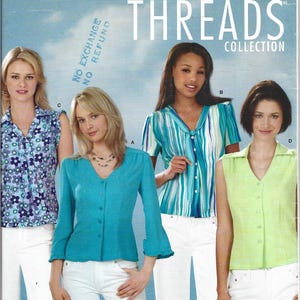 Peut inclure: Patron de couture Simplicity Threads Collection avec quatre femmes portant différents hauts. Le patron comprend les tailles 14, 16, 18, 20 et 22. L'image contient le texte "Step by step to sewing success!"
