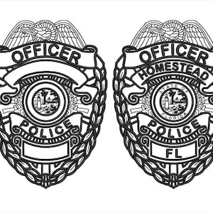 Könnte beinhalten: Zwei schwarz-weiße Polizeibeamten-Abzeichen. Die Abzeichen sind schildförmig mit dem Wort "OFFICER" oben und "POLICE" unten. Ein Abzeichen trägt die Aufschrift "HOMESTEAD" und "FL". Jedes Abzeichen hat einen Adler oben.