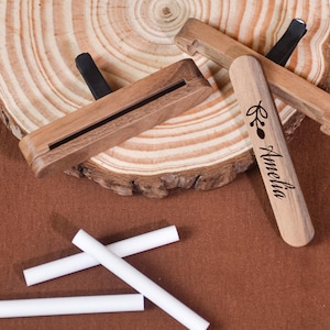 Könnte beinhalten: Rustikales Holzschild mit dem Text "Welcome to our home" in weißer Schrift. Das Schild hat eine Used-Optik und ein schlichtes, einladendes Design, ideal für eine Veranda oder einen Eingangsbereich.